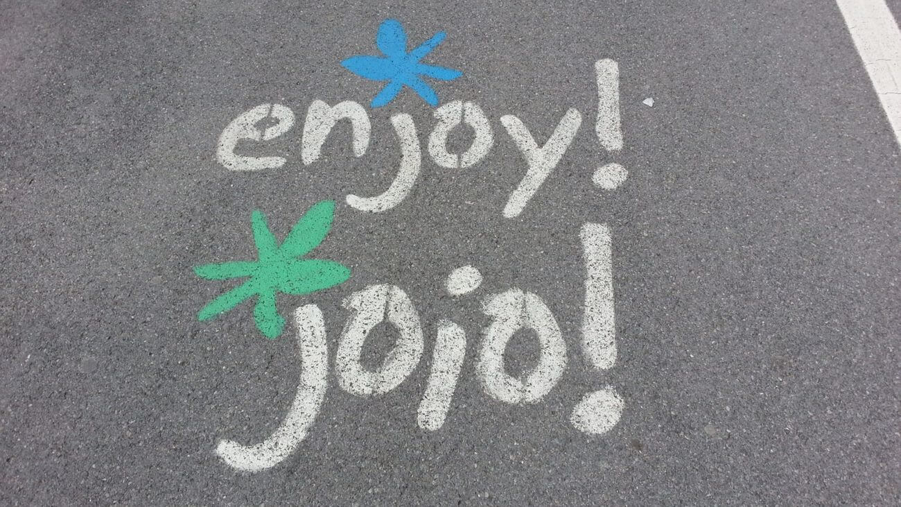 road graphic saying enjoy in welsh